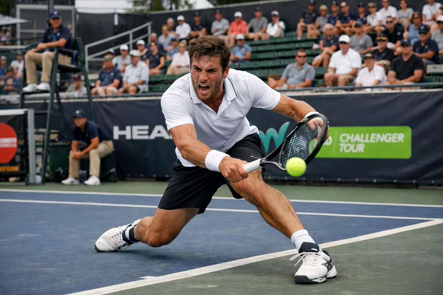 Junger Tennisspieler kämpft um wichtige Punkte auf einem Challenger-Turnier