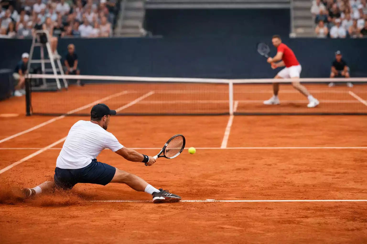 Intensiver Ballwechsel zwischen zwei Tennisspielern auf Sandplatz