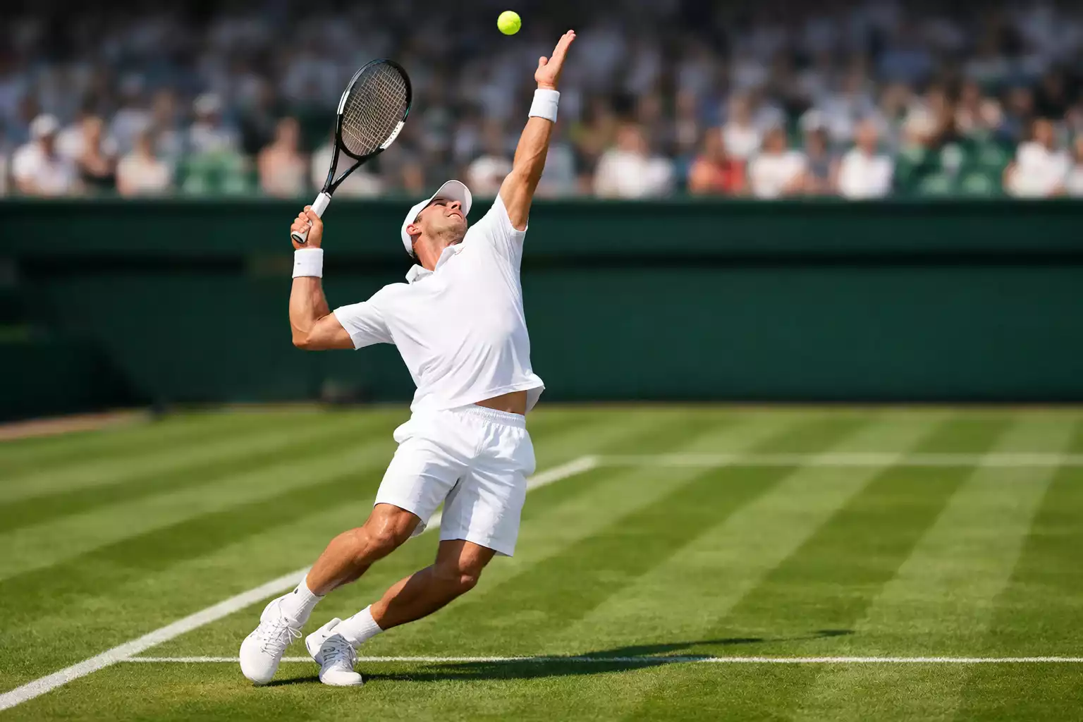 Tennisspieler beim kraftvollen Aufschlag auf Rasen in Wimbledon