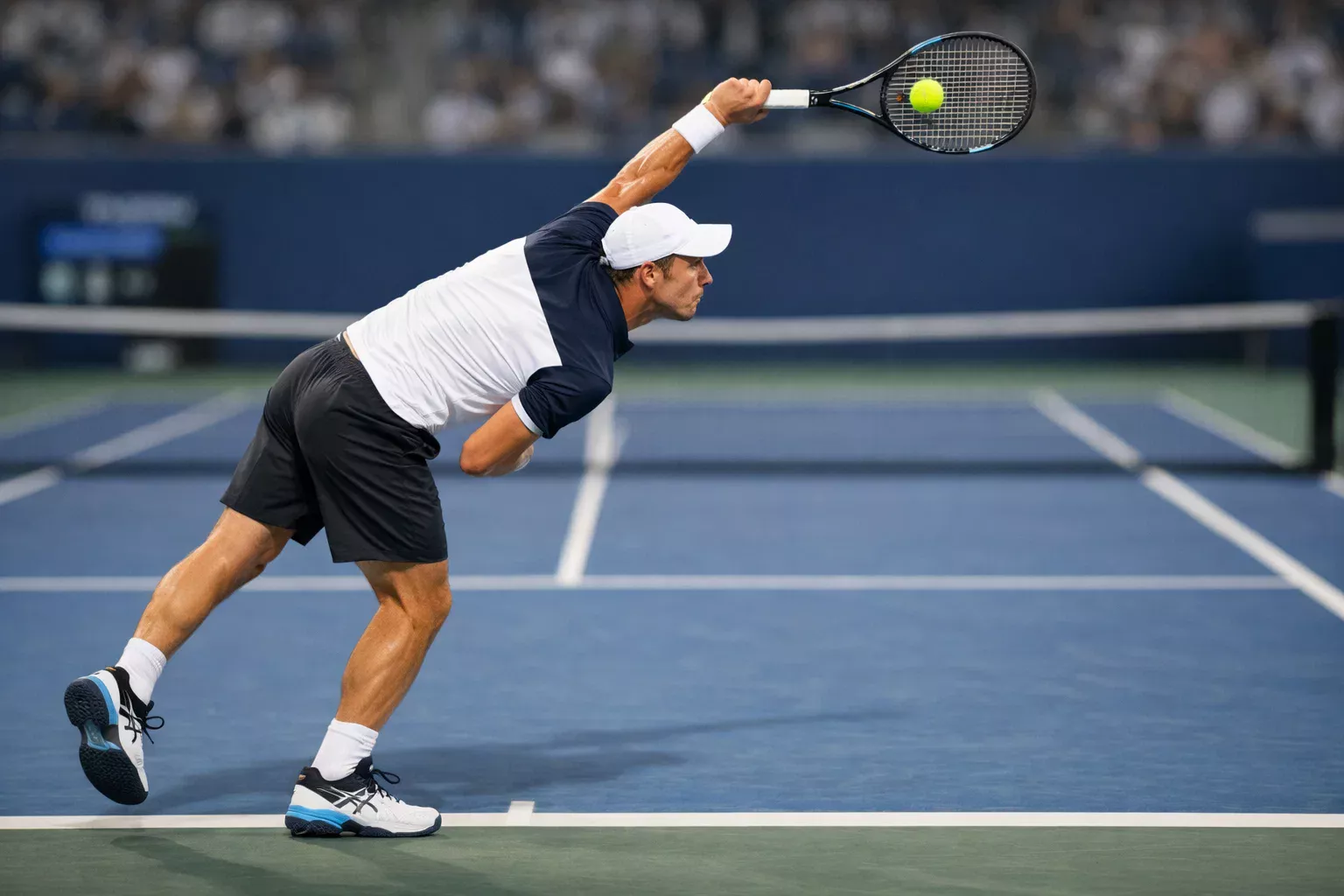 Tennisspieler beim präzisen Aufschlag auf dem Hartplatz