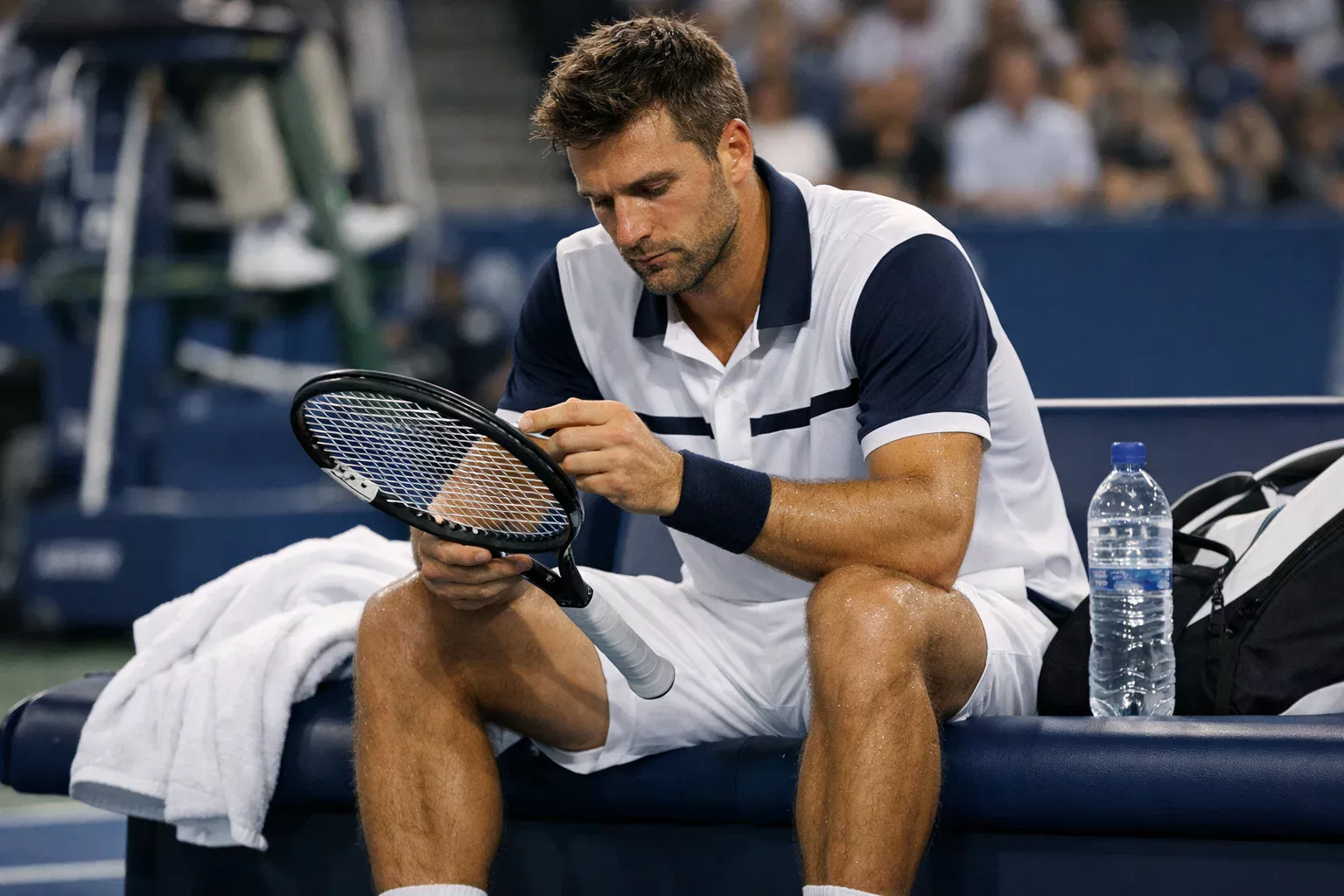 Tennisspieler macht eine Pause und analysiert konzentriert die Situation